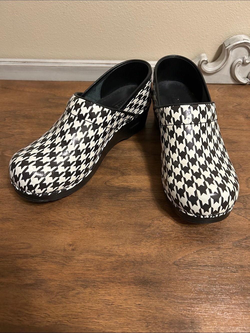 Sanita Black and White Houndstooth Clogs